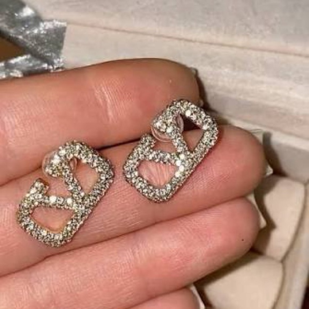 18K V Gold Plate Pave Moissenite Fashionable V Studs HighEnd Qual pre owned - Picture 4 of 7